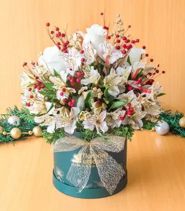 Navidad Blanca - Box Verde con Rosas Blancas y Astromelias - NAV24-03